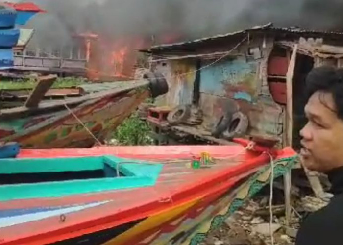 Kebakaran di Pinggir Sungai Musi Palembang, Belasan Rumah dan Bedeng Hangus Terbakar