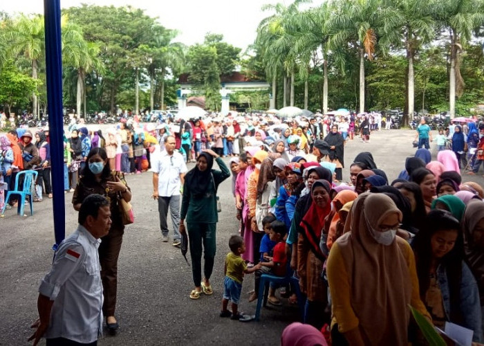 Ribuan Emak-Emak Geruduk Gedung Kesenian kabupaten Lahat, Ada Apa ya? 