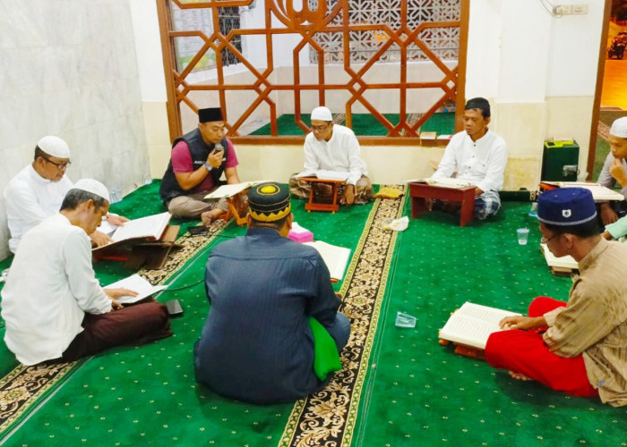 Kapolsek Tanjung Batu Ogan Ilir Tadarusan Bareng dengan Jemaah Masjid Walimah, Usai Amankan Salat Tarawih