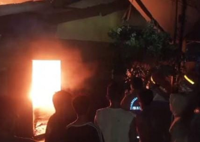 Teriak Warga Sempat Dikira Tawuran, Satu Rumah di 5 Ulu Palembang Hangus Terbakar, Pemilik Diduga ODGJ