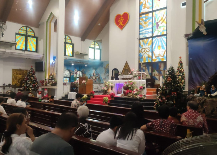 Ribuan Umat Kristiani Kota Palembang Langsungkan Ibadah Misa Malam Natal di Berbagai Gereja