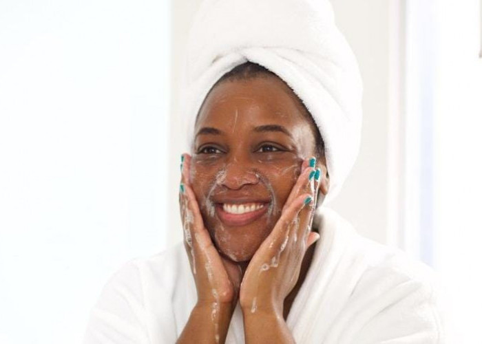6 Rekomendasi Gel Cleanser yang Mengatasi Permasalahan Skin Barrier, Ampuh Usir Bruntusan dan Wajah Kusam!