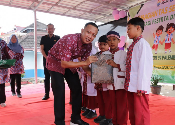 Kadisdik Kota Palembang Bagikan Ratusan Tas dan Alat Tulis di SDN 39