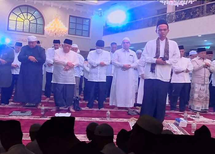 Ustadz Abdul Somad Pimpin Salat Tarawih Berjemaah di Graha Al Halim Palembang