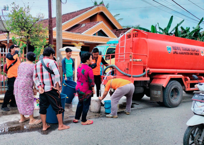 Pemkab OKU Timur Distribusikan Air Bersih untuk Korban Banjir di Baturaja