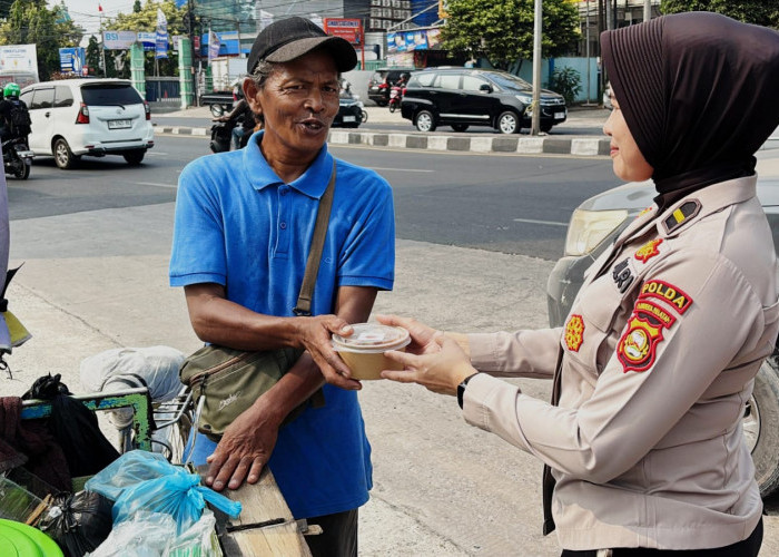 Bagikan Sarapan di Jalan Sudirman, Bidhumas Polda Sumsel Ajak Warga Doakan Karhutla Segera Teratasi