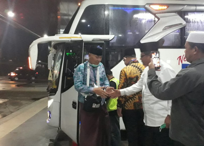 Alhamdulillah, Jemaah Haji Sumsel Kloter 1 Tiba dengan Selamat di Palembang, Langsung Sujud Syukur