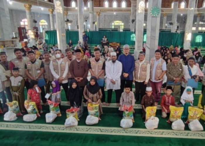 Masjid Agung Sholihin Kayuagung Berikan Santunan ke Ratusan Anak Yatim Piatu 