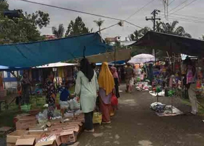 Warga Minta Bangun Pasar Kalangan, Sudah Puluhan Tahun Pedagang Jualan Dipinggir Jalan