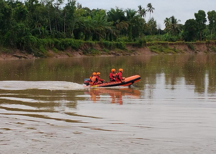Dikejar Polisi, Reno Terjun ke Sungai dan Tenggelam 