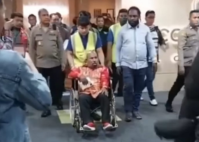 Dikawal Ketat, Gubernur Papua Lukas Enembe Tiba di Jakarta 