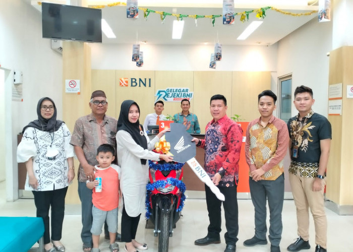 Pemenang Undian Gelegar Rezeki BNI 'GaPakeNanti', Rosmalita Warga SP Padang OKI Bawa Pulang Sepeda Motor