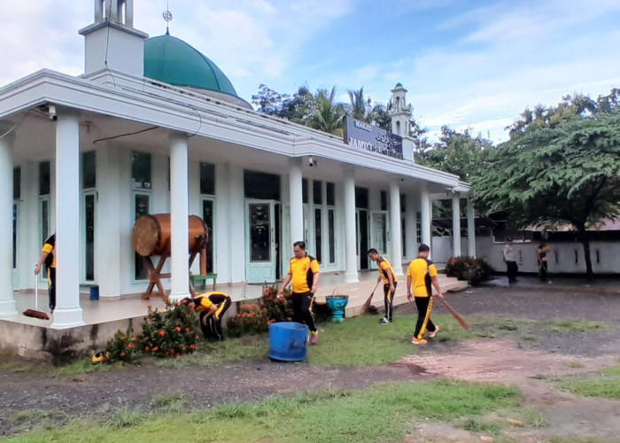 Sambut Bulan Suci Ramadan, Polsek Tanjung Raja Ogan Ilir Gelar Bakti Sosial Bersihkan Masjid