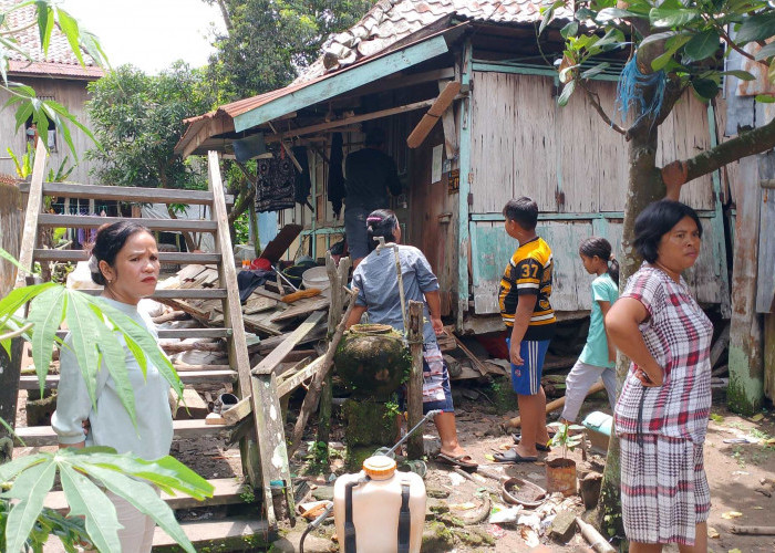 Rumah Janda 3 Anak di Jagolano Ogan Ilir Roboh Diterjang Angin Kencang, Korban Tak Punya Tempat Tinggal Lain