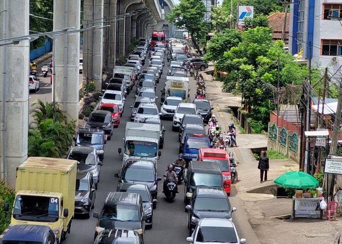 Bus Epa Star Melintang di Jalan Kolonel Barlian, Terjadi Kemacetan Dua Jam Lebih