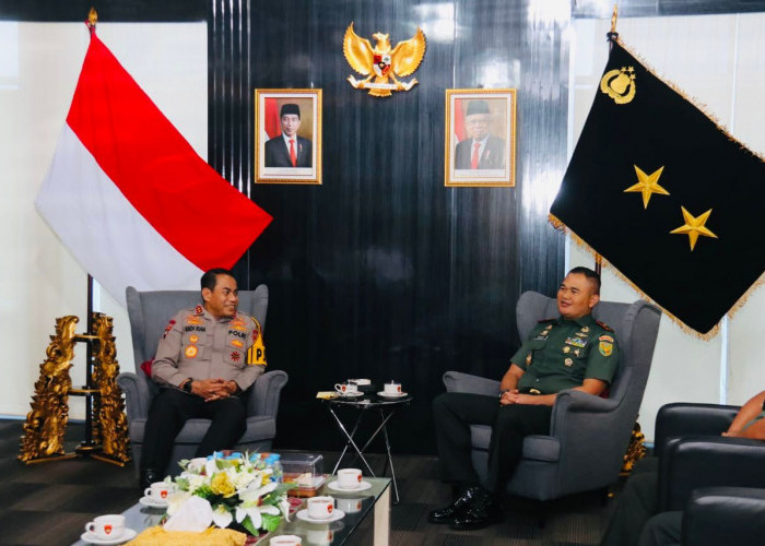 Terima Kejutan Danrem 044/Gapo, Kapolda Sumsel Optimis TNI Polri Makin Solid dan Bersinergi di Bumi Sriwijaya