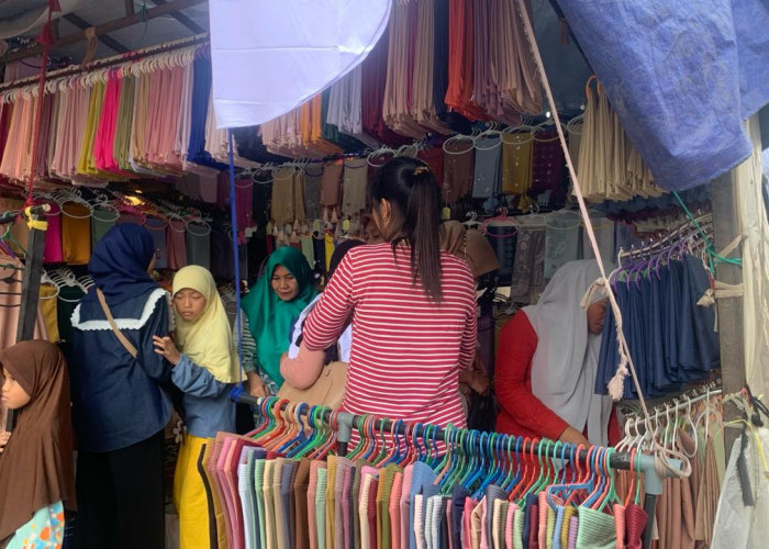 Sepakan Menjelang Lebaran Idul Fitri, Toko Perlengkapan Ibadah di Pasar 16 Ilir Palembang Ramai Pembeli