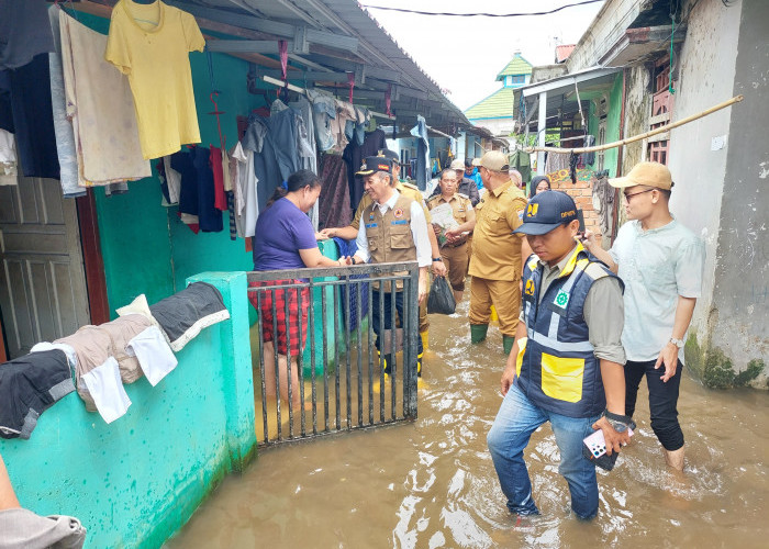 Datangi Satu Persatu Rumah Korban Banjir, Pj Wako Palembang Serahkan Bantuan Beras di 3-4 Ulu