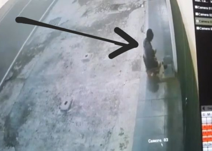 Pria Berambut Gondrong Tertangkap CCTV Curi Stop Kran Air di 8 Ruko