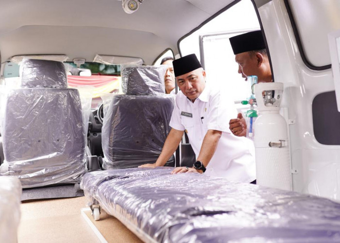 Apriyadi Sisir Pelosok, Beri Bantuan Mobil Ambulans untuk Warga Muba