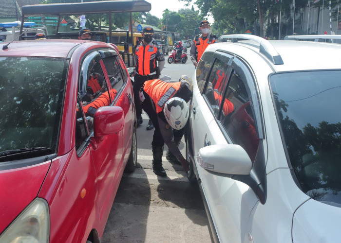 Parkir Sembarangan, Dishub Palembang Kempiskan 30 Ban Mobil dan Angkut Belasan Motor!