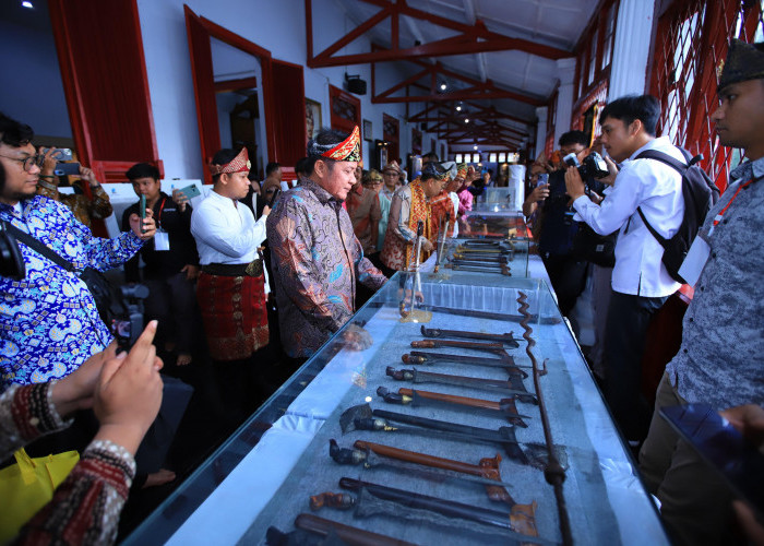 Gubernur Herman Deru Dampingi Fadli Zon Buka Pameran Perangko Pendiri Bangsa di Palembang
