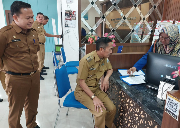 Usai Cuti Lebaran, Ratu Dewa Sidak Kantor Disdukcapil dan Kecamatan Kemuning : Kedisiplinan Pegawai Cukup Baik