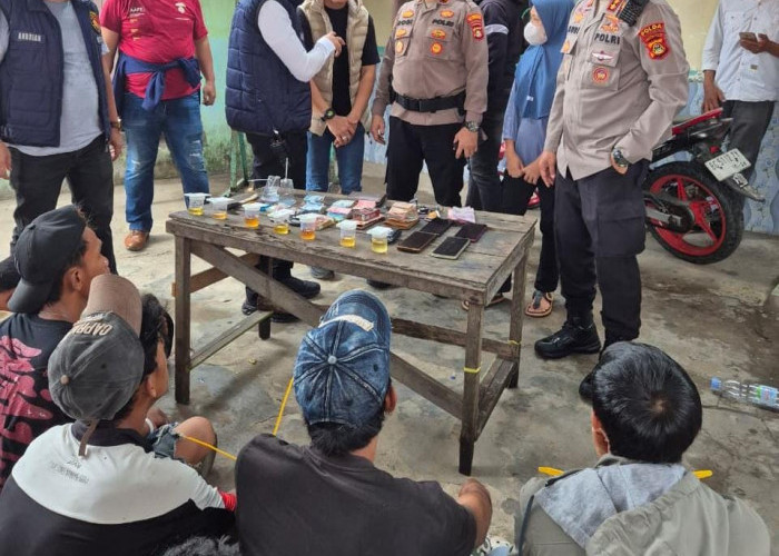 Polisi Gerebek Lorong Kencana 7 Ulu, Tujuh Orang Positif Narkoba, Seorang Lagi Ngaku Susah Buang Air Kecil