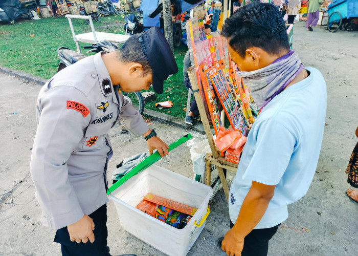 Masih Ditemukan Pedagang Petasan di Pasar Bedug, Polsek Tanjung Batu Ogan Ilir Kembali Sampaikan Imbauan