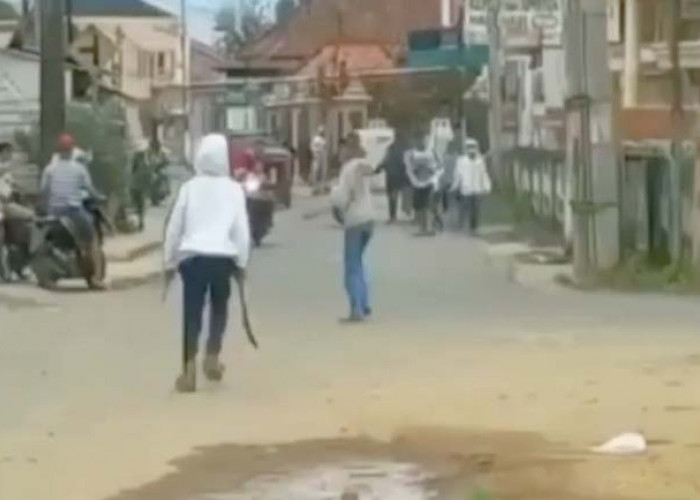 Dua Remaja Saling Serang Pakai Parang Panjang di Kelurahan 3-4 Ulu, Videonya Viral