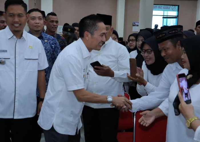 Pj Wako Palembang Ratu Dewa Lantik Ratusan Ketua RT/RW Kecamatan Sukarami