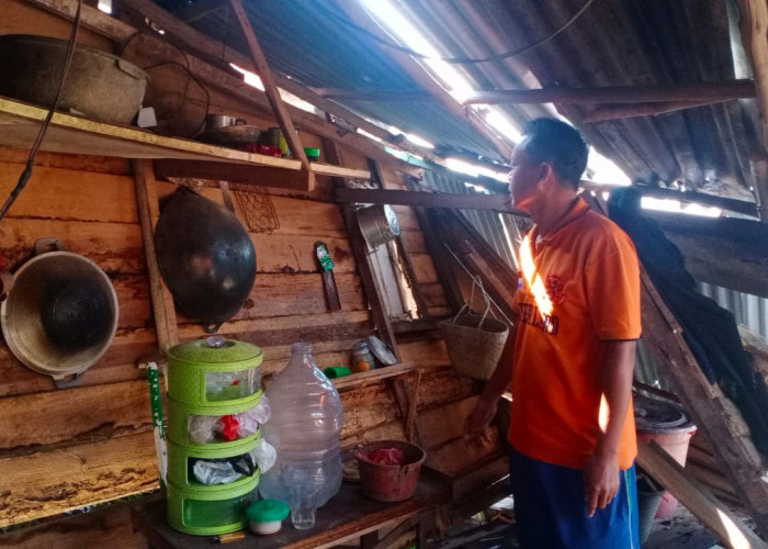 Hujan Deras Semalaman Listrik Padam, Pria di Palembang Berjibaku Selamatkan Nyawa Saat Rumah Dihanta Tongkang 