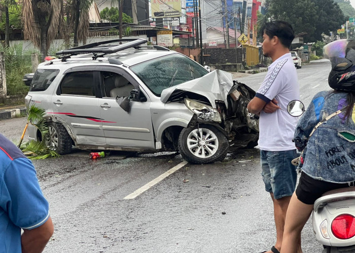 Melaju Kecepatan Tinggi Hilang Kendali, Mobil yang Dikemudikan Mahasiswa di Palembang Ini Hantam Tiang LRT 