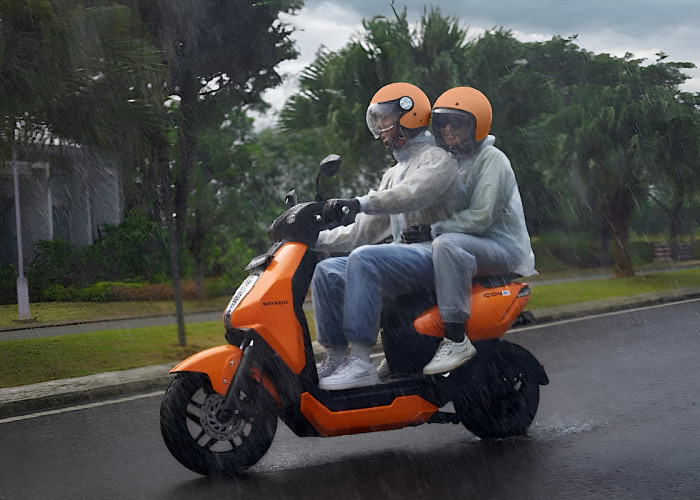 Hadapi Musim Hujan, Ini 7 Cara Aman Naik Motor Listrik, Tips Dari Tim Safety Riding Astra Motor Sumsel