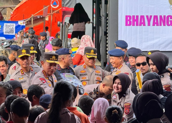 Dampingi Pengungsi, Kapolri Pastikan Kebutuhan Dasar Terpenuhi di Aceh Tamiang