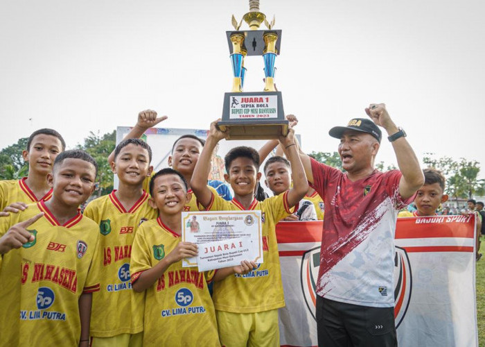Pj Bupati Muba Serahkan Piala Turnamen Sepakbola Bupati Cup 2023