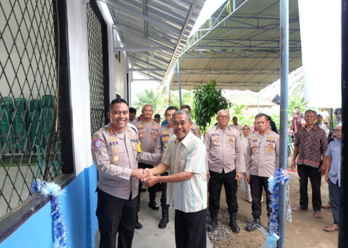 Sambut Hari Bhayangkara ke-80 Kapolres OKI Resmikan MCK Dukung Aktivitas Warga dan TK TPA