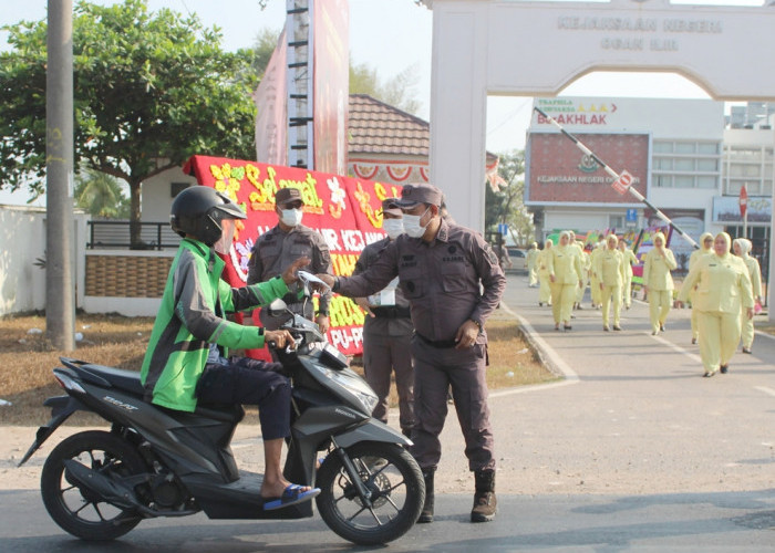 Peduli Bencana Kabut Asap Dampak dari Karhutla, Kejari Ogan Ilir Bagikan Masker kepada Pengendara di Jalan