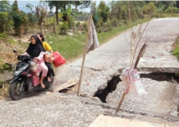 Jalan Cor Beton di Muaradua Ambrol, Warga Minta Segera Diperbaiki