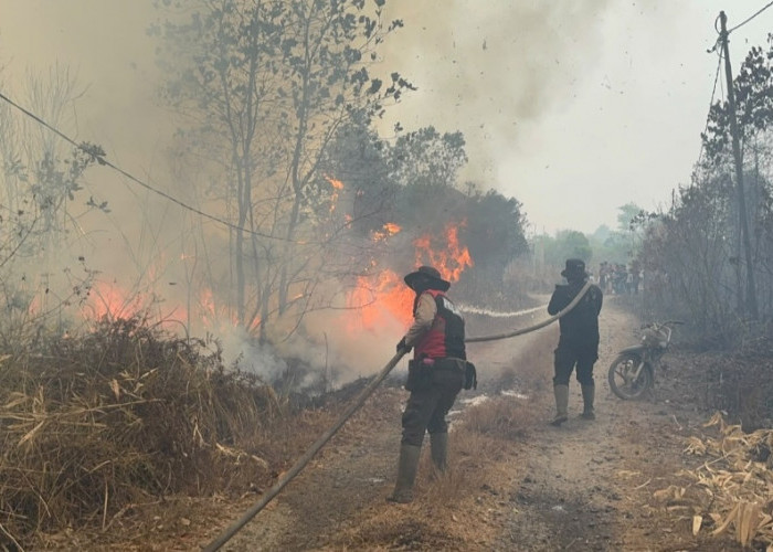 Polres OKI dan Warga Berjibaku Cegah Karhutla Meluas di Perigi Kecamatan Kayuagung