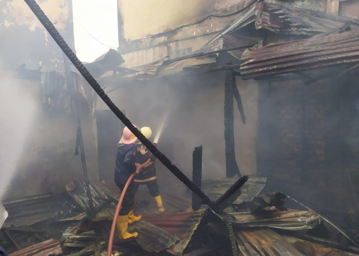 Api Lalap Rumah di Tangga Takat Palembang, Diduga Korsleting Listrik Penyebabnya 