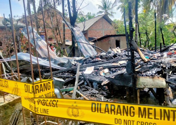 Ditinggal Pergi Pemiliknya, Satu Unit Rumah Semi Permanen di Plaju Palembang Rata dengan Tanah 