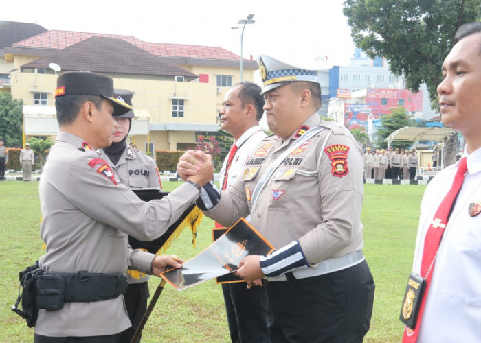 Tunjukkan Dedikasi Tinggi, 163 Personel Polda Sumsel Terima Piagam Penghargaan Kapolda