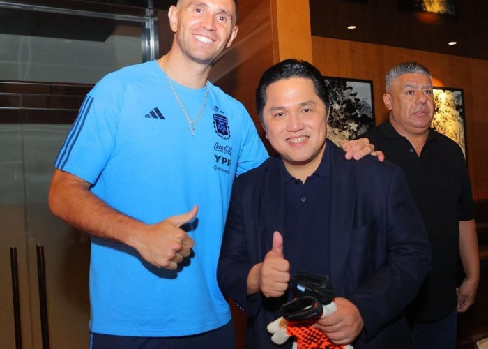 Fans Argentina dari Vietnam Datang, Kejutan Kiper Emiliano Martinez Berikan Sarung Tangan ke Erick Thohir