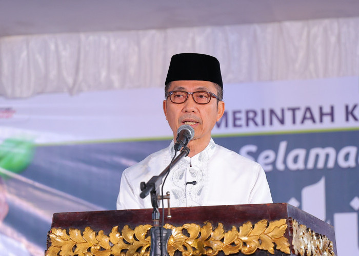 Ratu Dewa-Prima Salam Sholat Idul Adha Bersama Ribuan Jemaah di Masjid Agung, Ajak Warga Maknai Pengorbanan