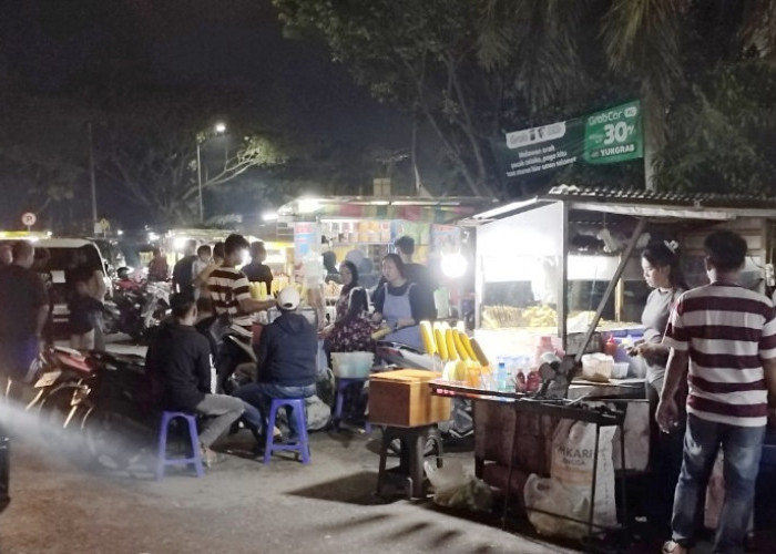 Berkah Malam Tahun Baru, Pedagang Jagung Bakar Panen Rezeki di Jakabaring Sport City