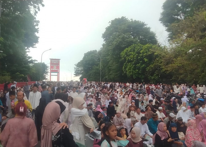 Disambut Gema Takbir, Ribuan Jemaah Laki-laki dan Perempuan Bercampur Bentangkan Sajadah di Bundaran Air Mancu