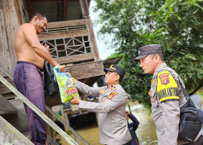 Kapolsek Sungai Keruh Tinjau Lokasi Banjir, Salurkan Bantuan Sosial untuk Warga Terdampak