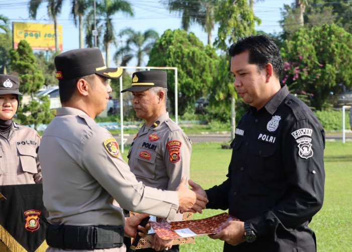 Polres Ogan Ilir Lakukan Upacara Pemberian Penghargaan kepada Personel yang Berprestasi