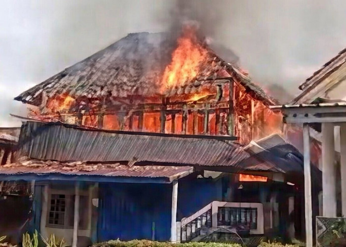 Korsleting Listrik, Rumah 2 Lantai di Empat Petulai Dangku Ludes Terbakar